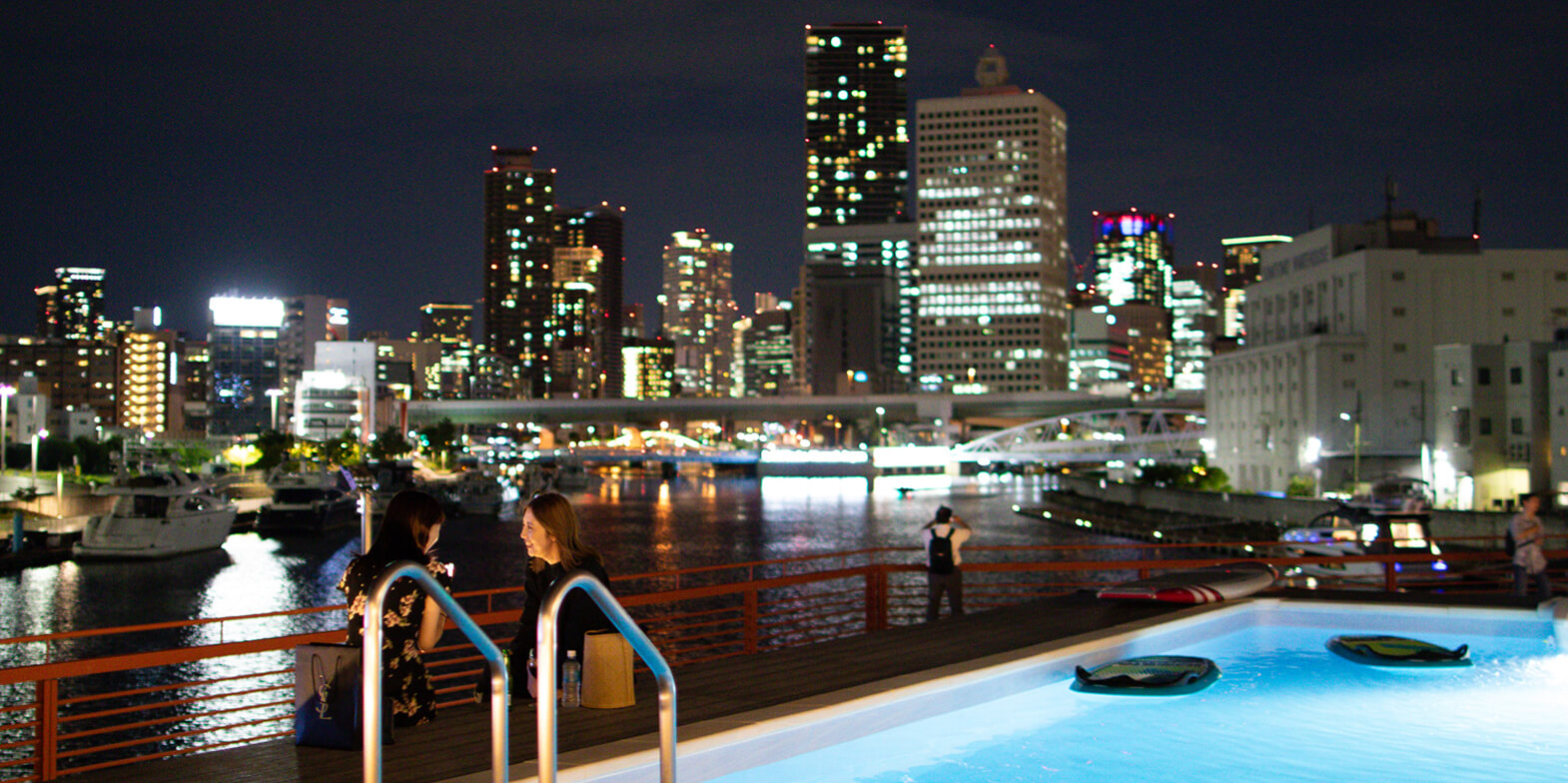 都市と水辺が出会う美しいロケーション